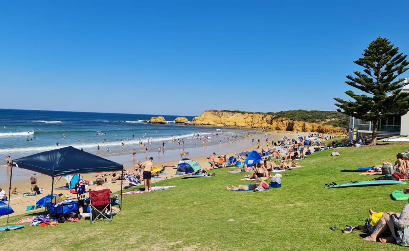 Photo de Torquay Beach avec sable beige de surface