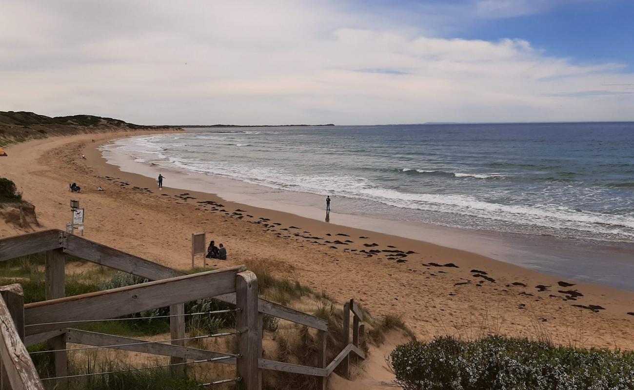 Photo de Breamlea Beach avec sable beige de surface