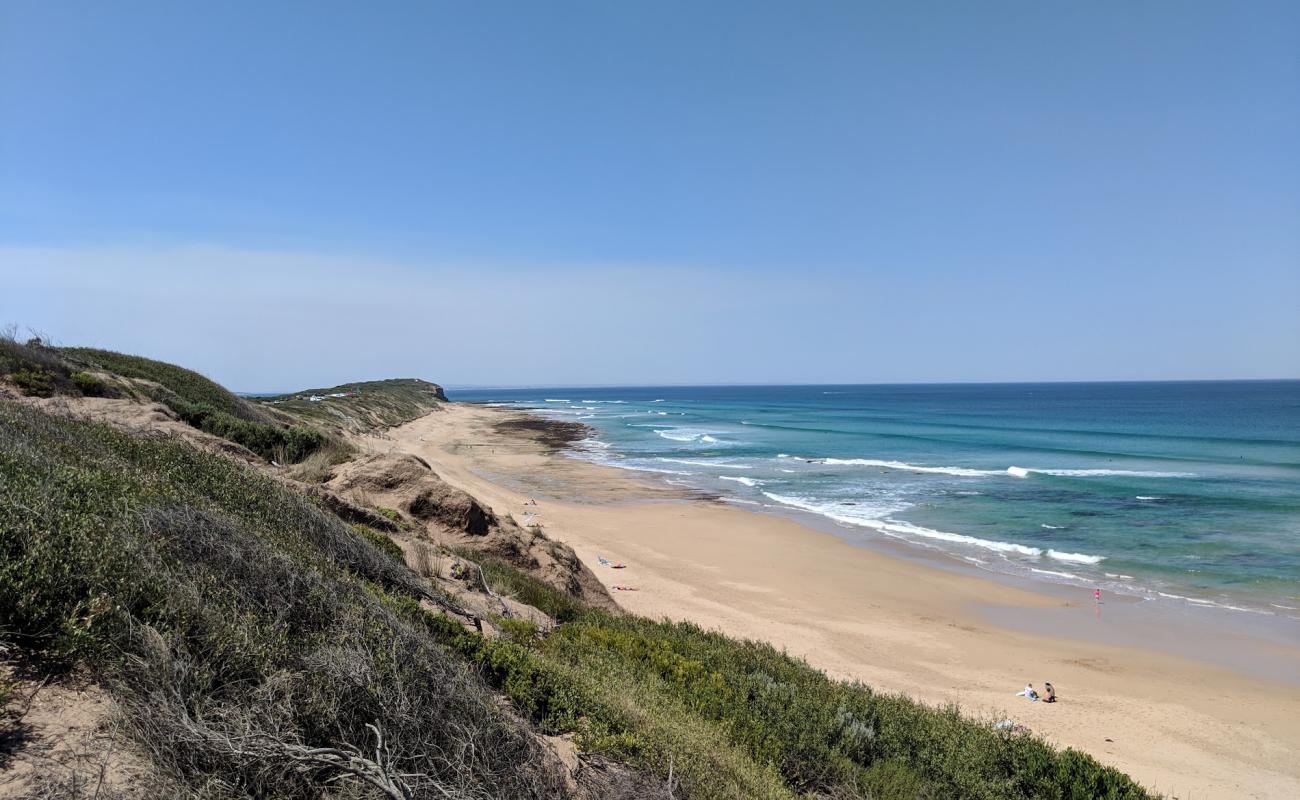 Photo de Thirteenth Beach avec sable beige de surface