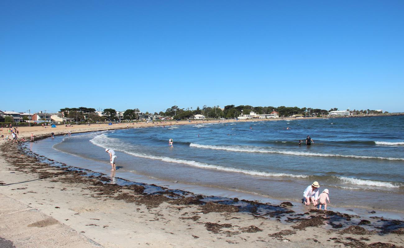 Photo de Williamstown Beach avec sable lumineux de surface