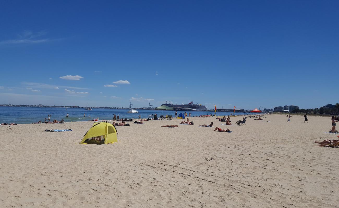 Photo de Port Melbourne Beach avec sable lumineux de surface