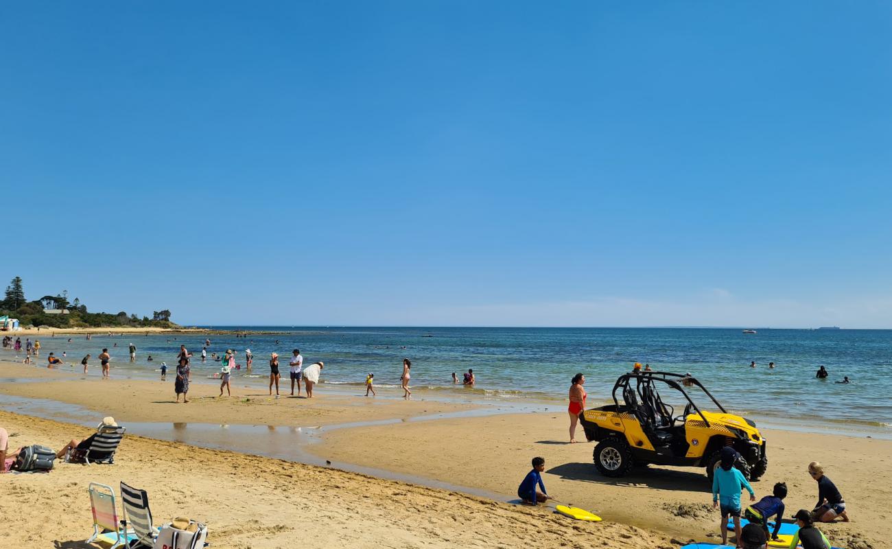 Photo de Brighton Beach avec sable beige de surface