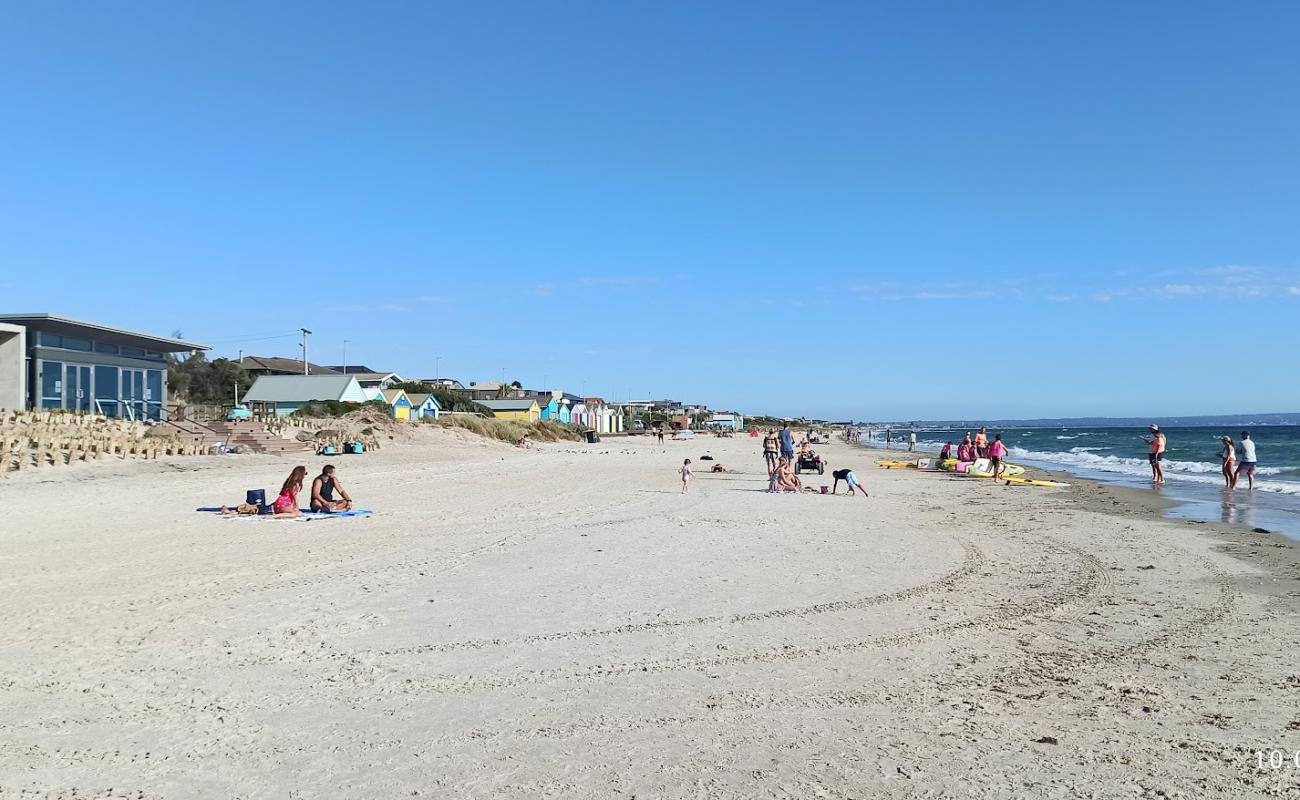 Photo de Aspendale Beach avec sable lumineux de surface