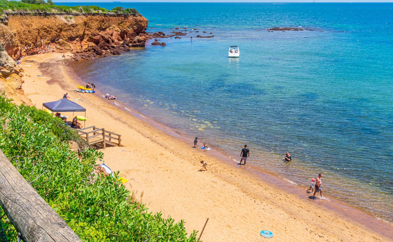 Photo de Daveys Bay Beach avec sable lumineux de surface