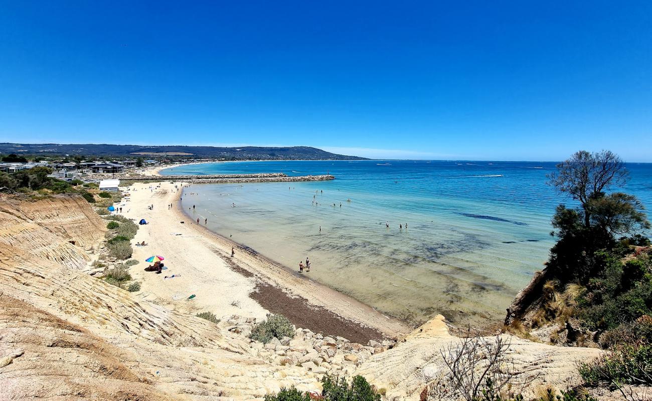 Photo de Tassells Cove avec sable beige de surface