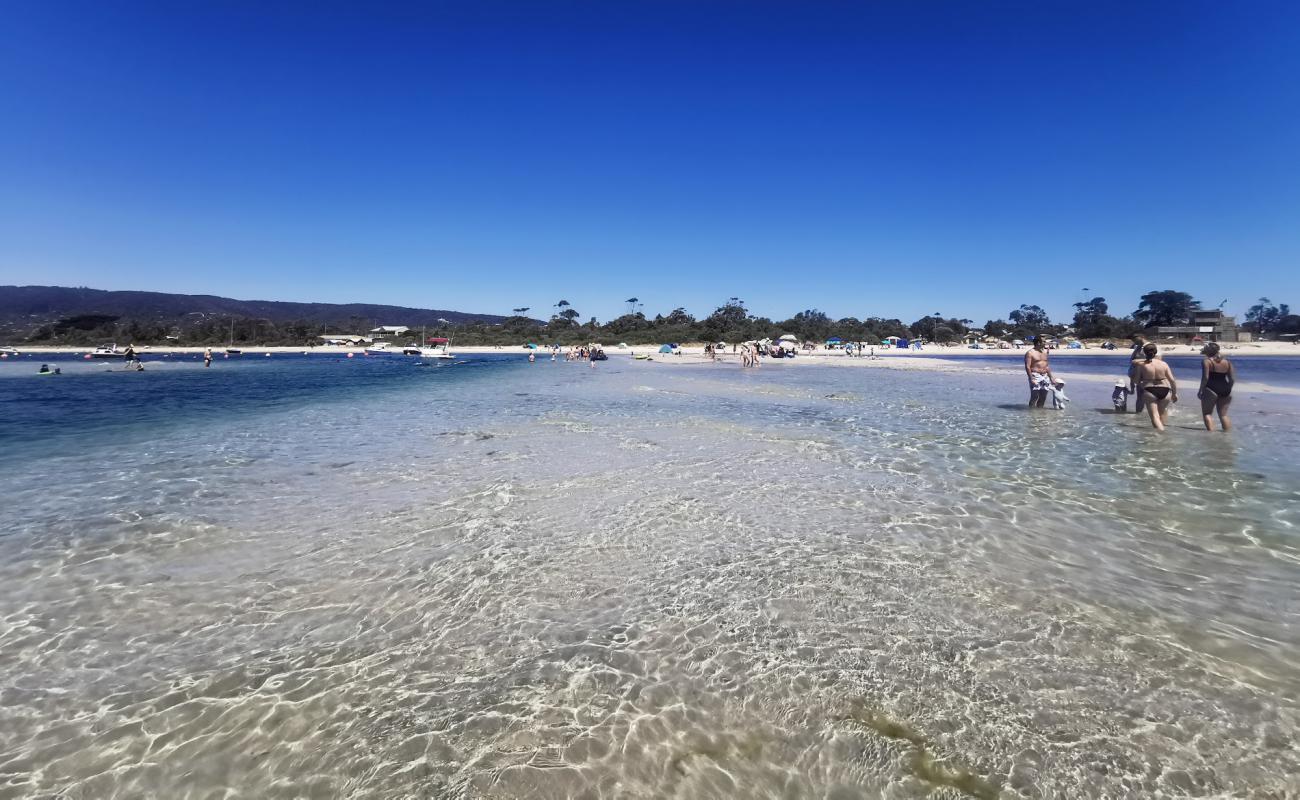 Photo de Rosebud Beach avec sable lumineux de surface