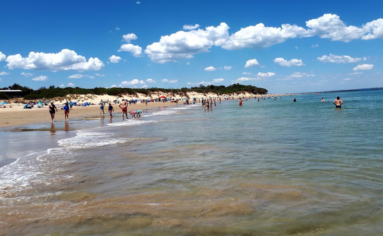 Photo de Point Leo Beach avec sable lumineux de surface