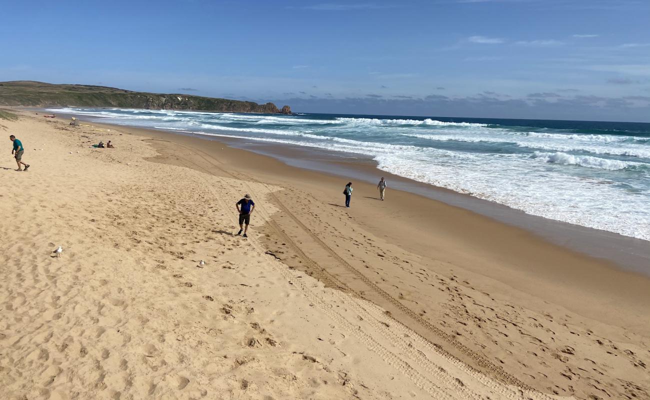 Photo de Woolamai Surf Beach avec sable lumineux de surface