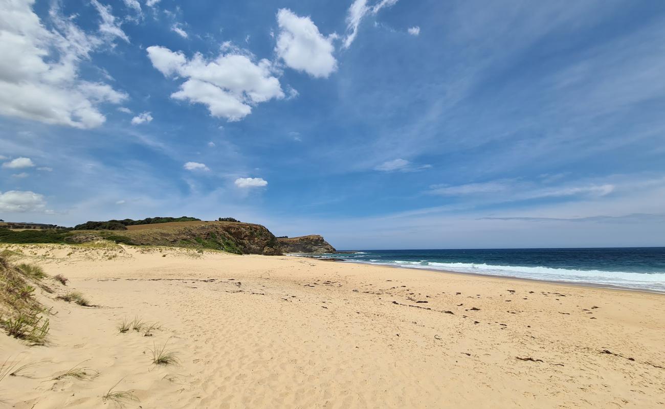 Photo de Punchbowl Beach avec sable lumineux de surface