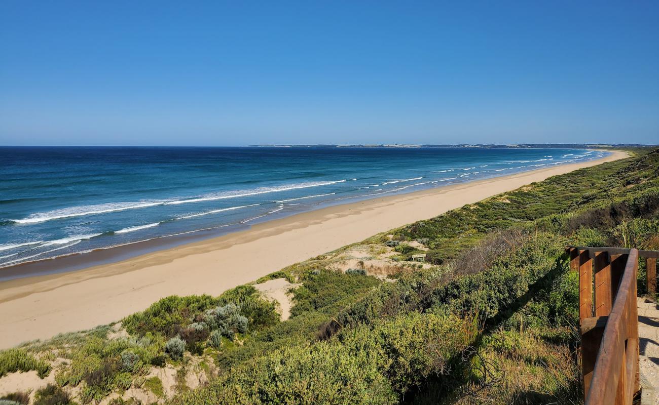 Photo de Number 5 Beach avec sable beige fin de surface