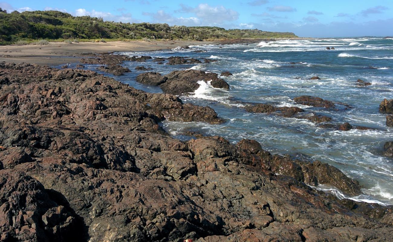 Photo de Maitland Beach avec sable beige de surface