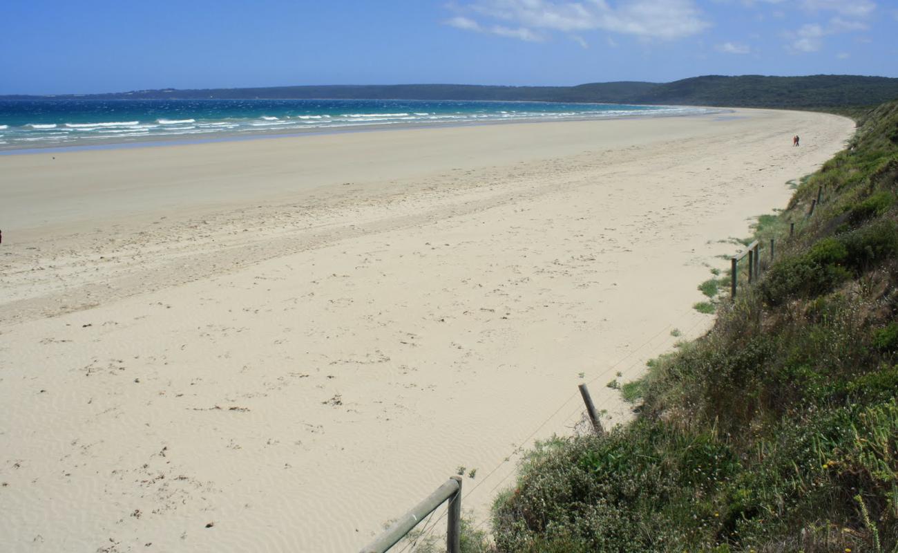 Photo de Waratah Beach avec sable lumineux de surface