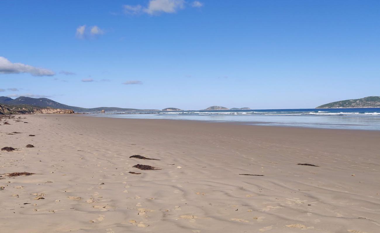 Photo de Cotters Beach avec sable lumineux de surface