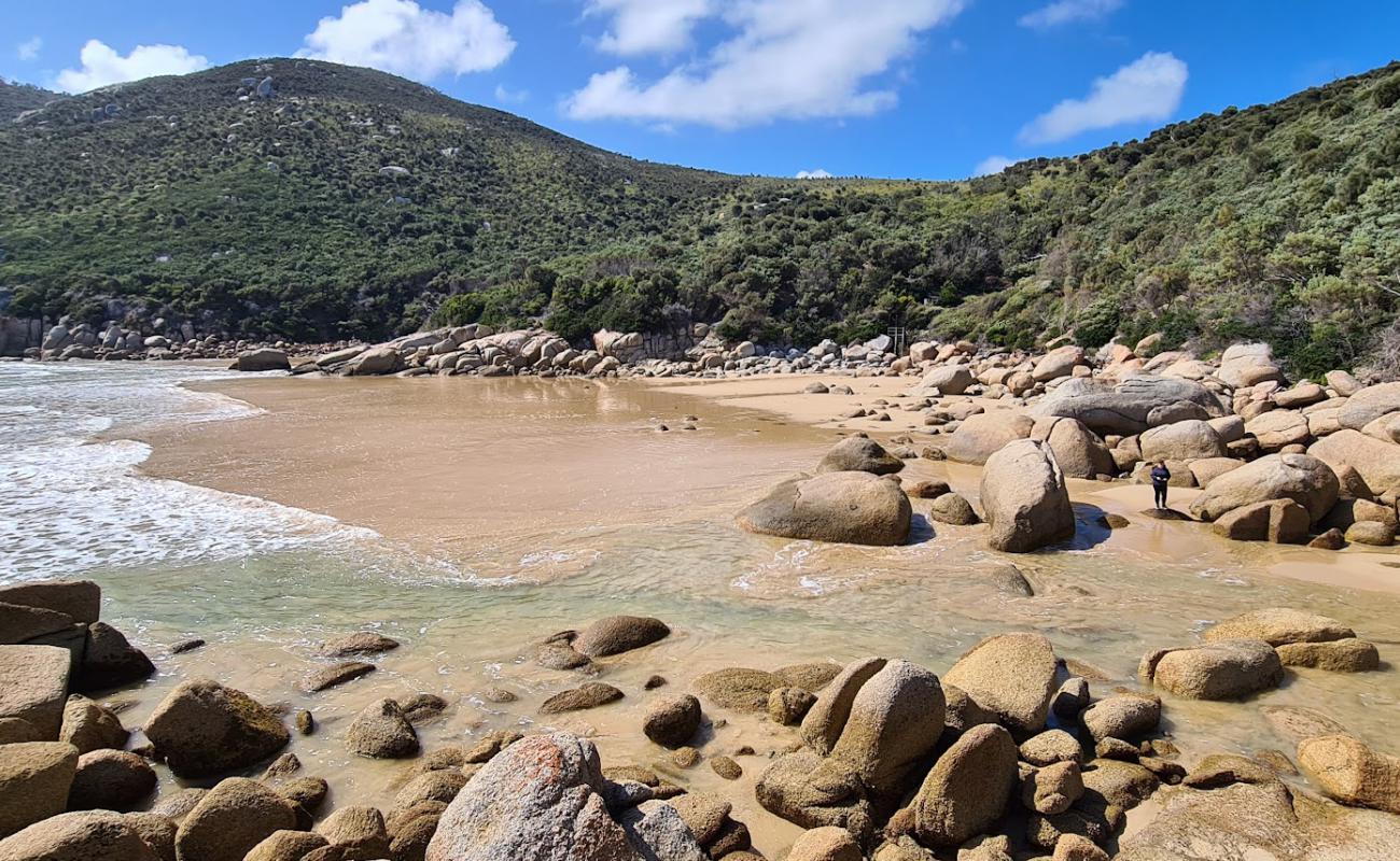 Photo de Fairy Cove Beach avec sable lumineux de surface