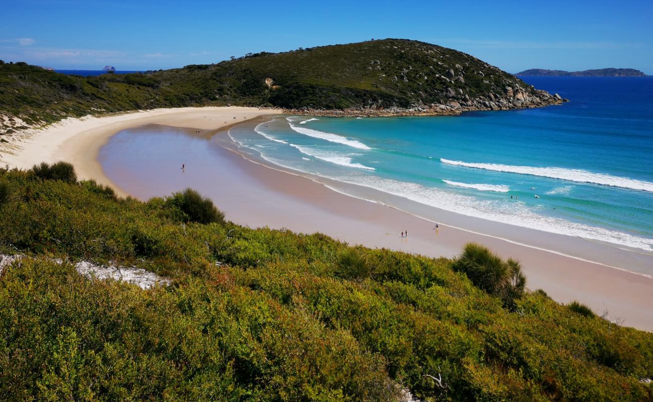 Photo de Picnic Bay Beach avec sable fin et lumineux de surface