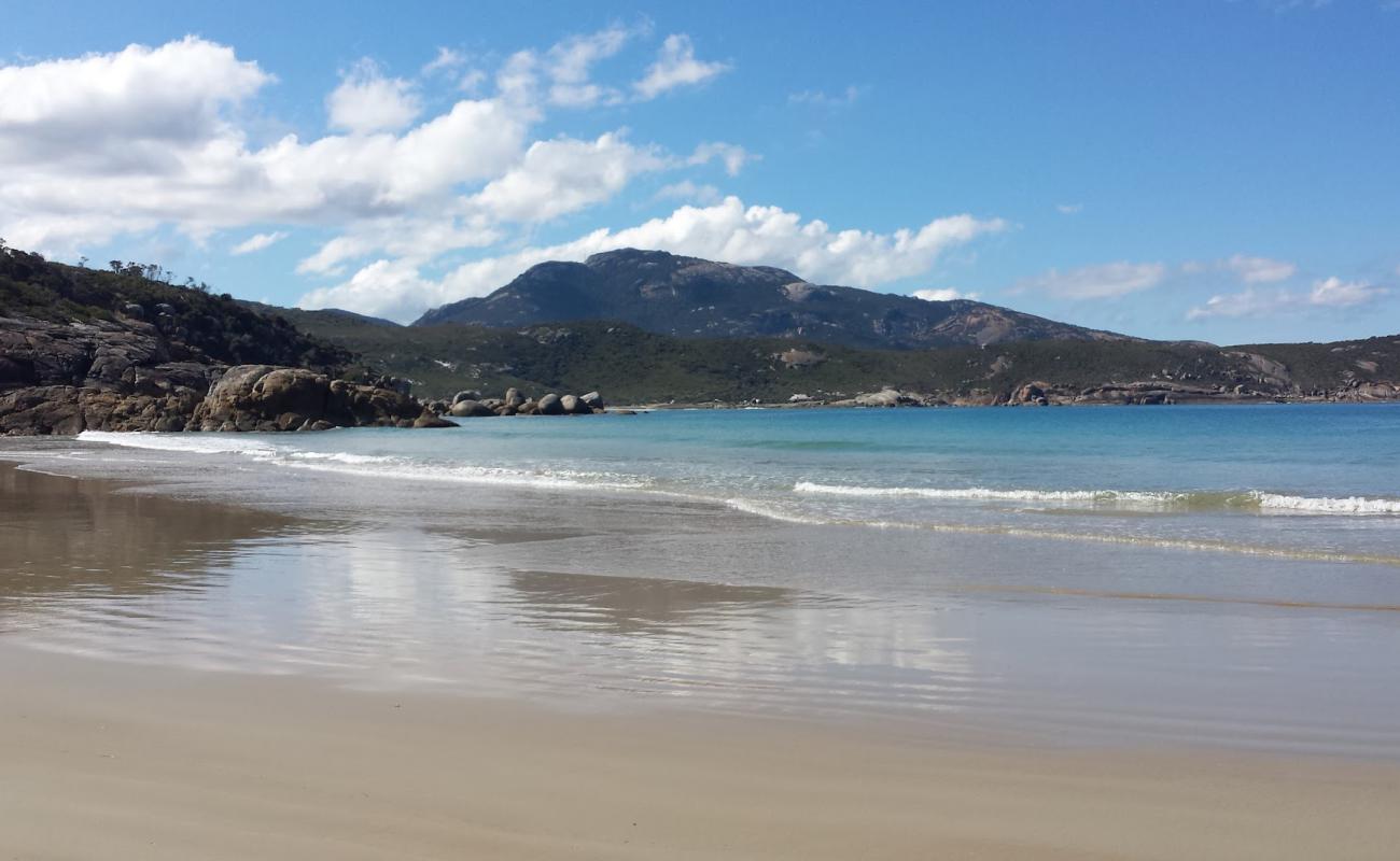 Photo de Leonard Bay Beach avec sable fin et lumineux de surface