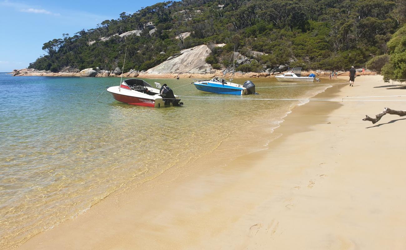 Photo de Refuge Cove Beach avec sable fin et lumineux de surface