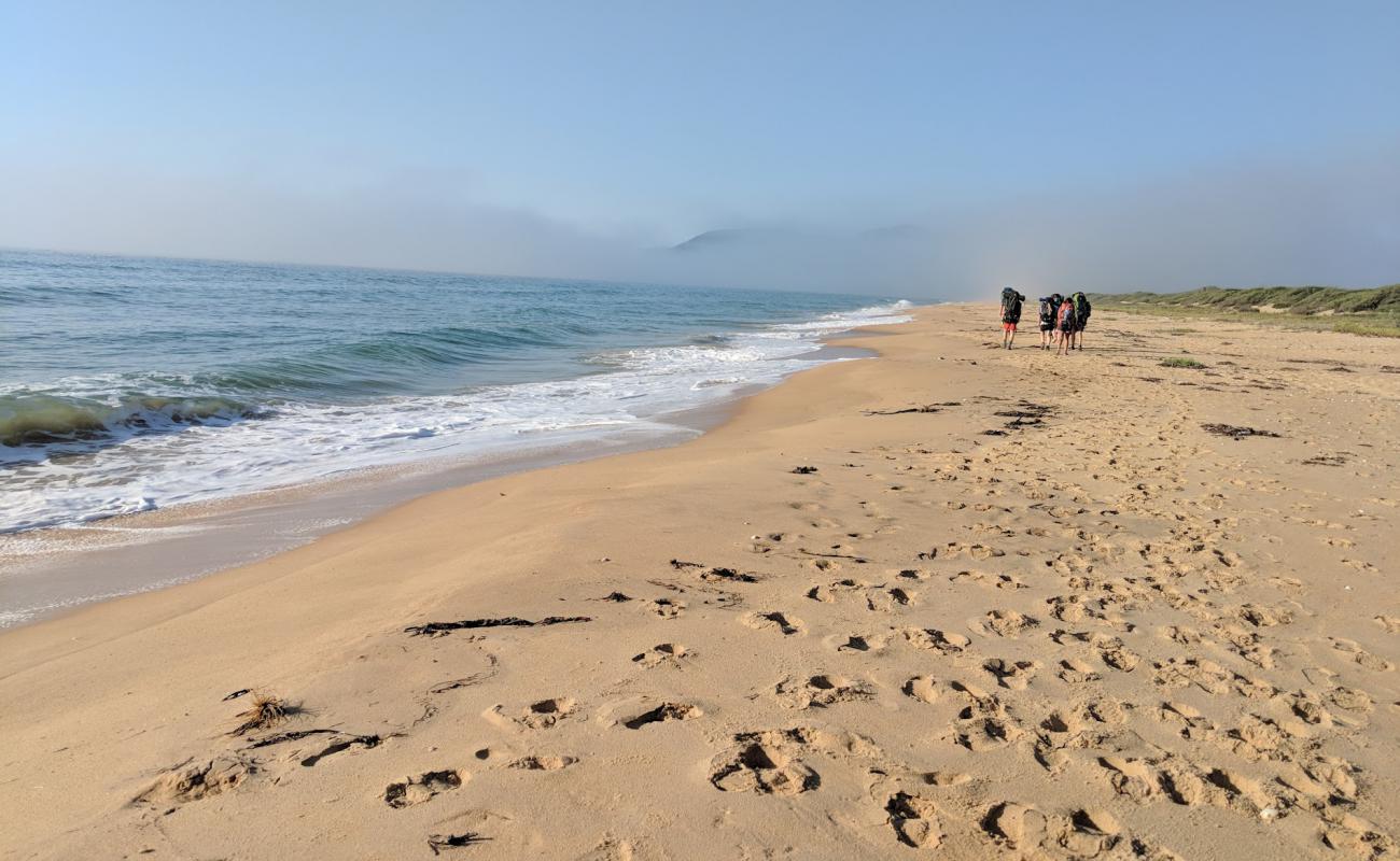 Photo de Five Mile Beach avec sable beige fin de surface