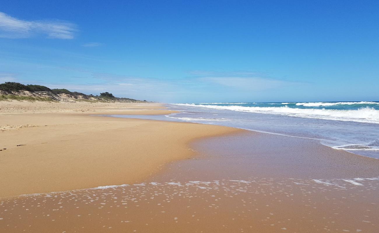 Photo de Mcloughlins Beach avec sable beige de surface