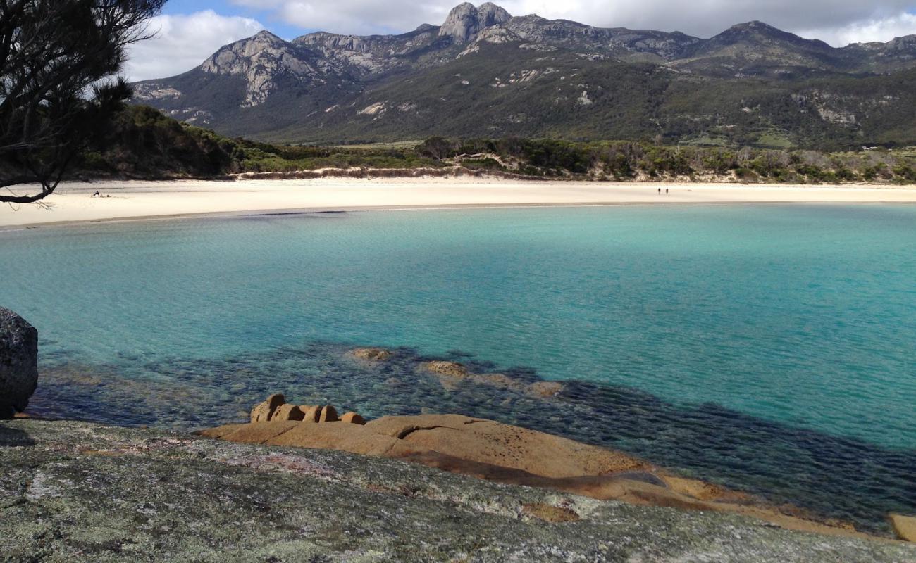 Photo de Trousers Point Beach avec sable beige de surface