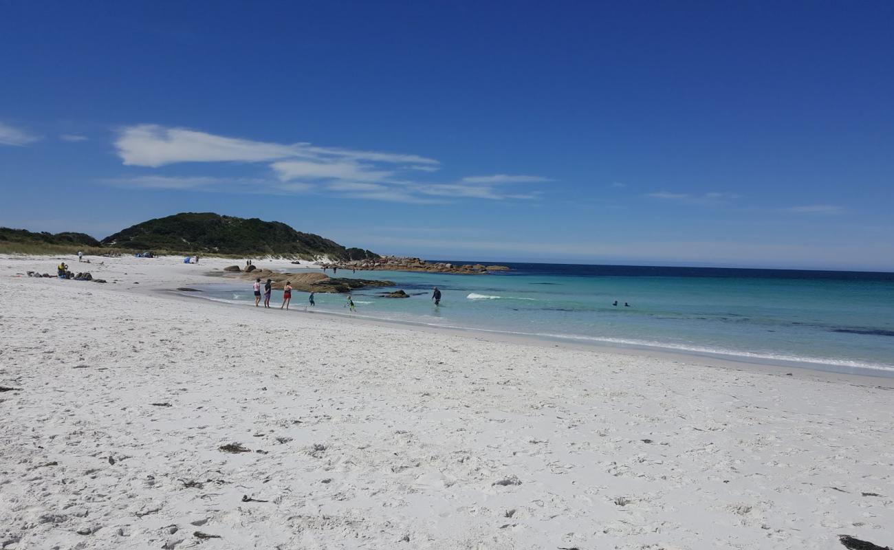 Photo de Jeanneret Beach avec sable blanc de surface