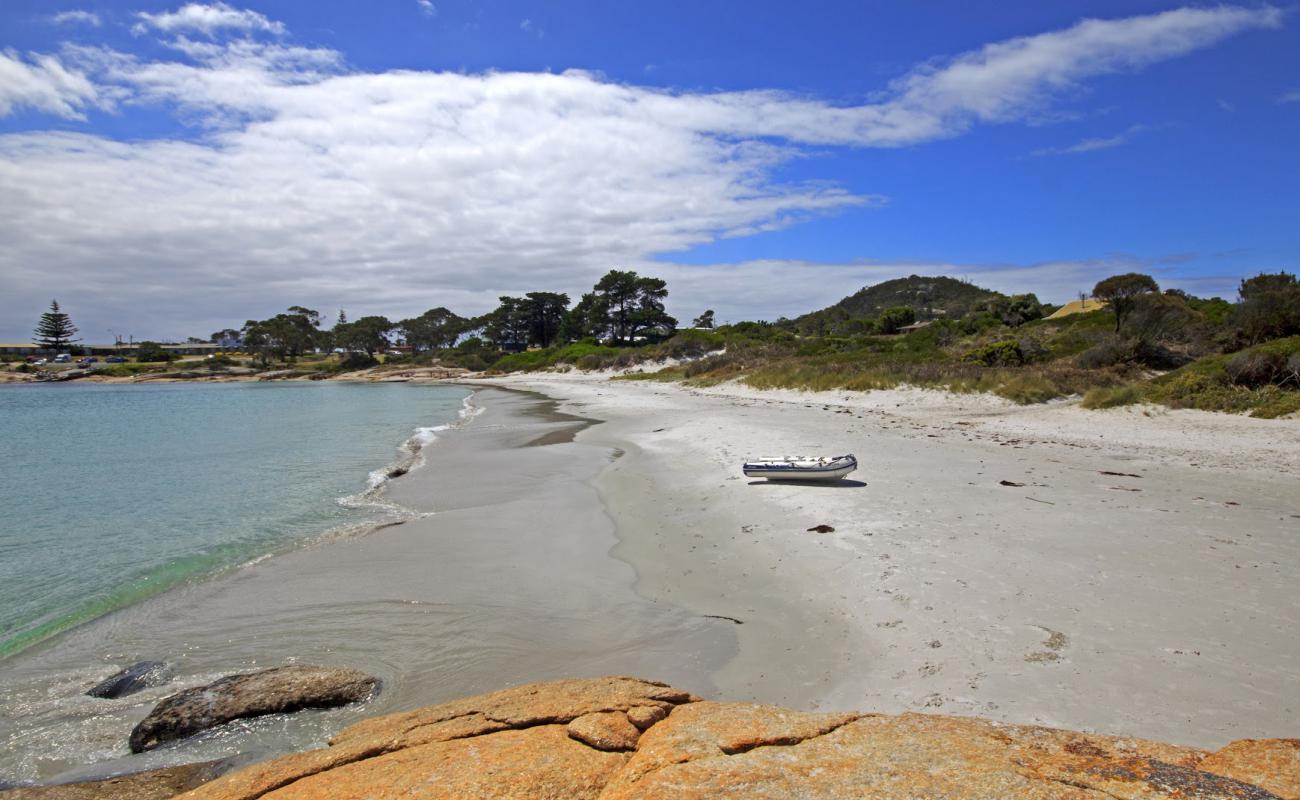 Photo de Waubs Beach avec sable brillant et rochers de surface