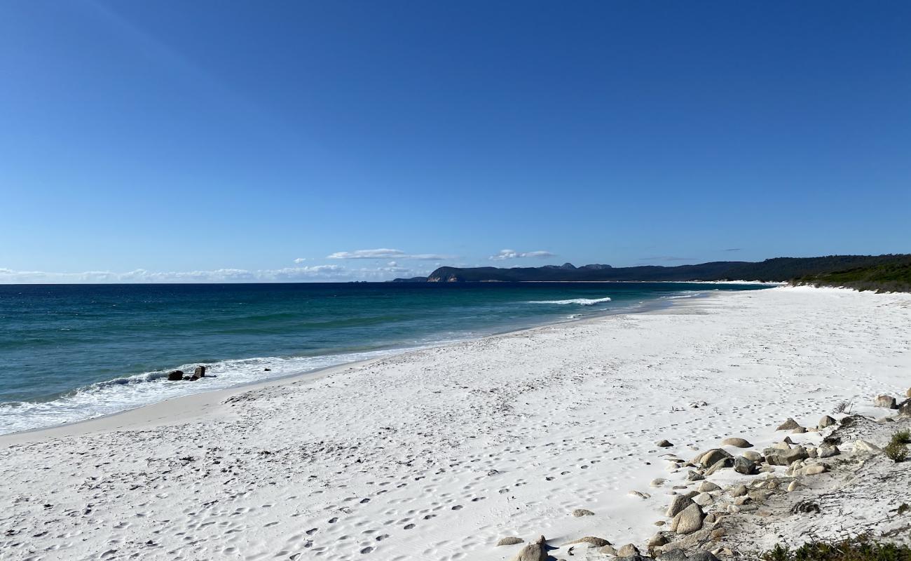 Photo de Friendly Beach avec sable lumineux de surface