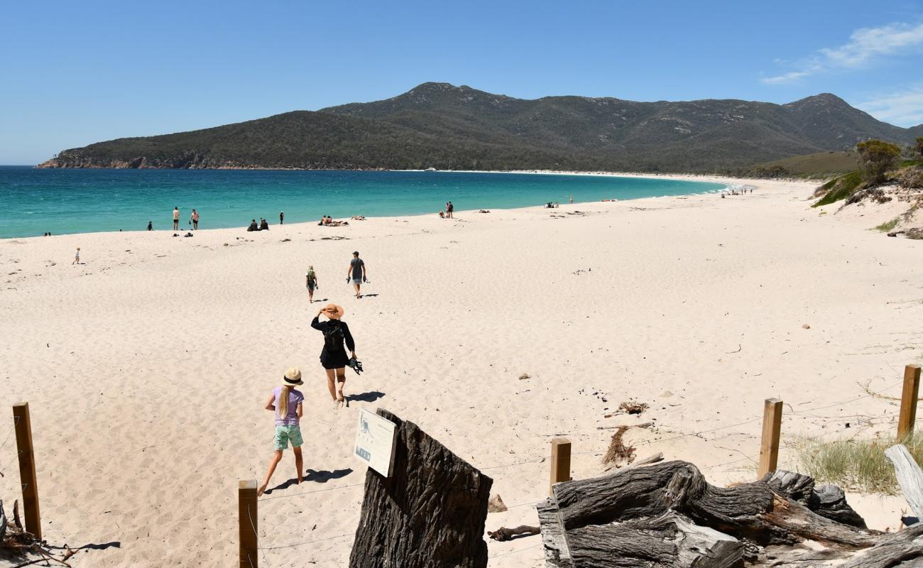 Photo de Wineglass Bay Beach avec sable beige de surface