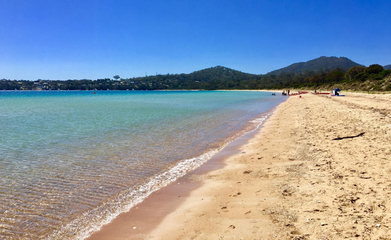 Photo de Richardsons Beach avec sable beige de surface