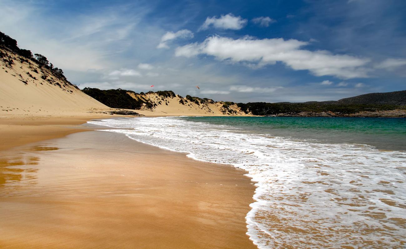 Photo de Crescent Bay Beach avec sable fin et lumineux de surface