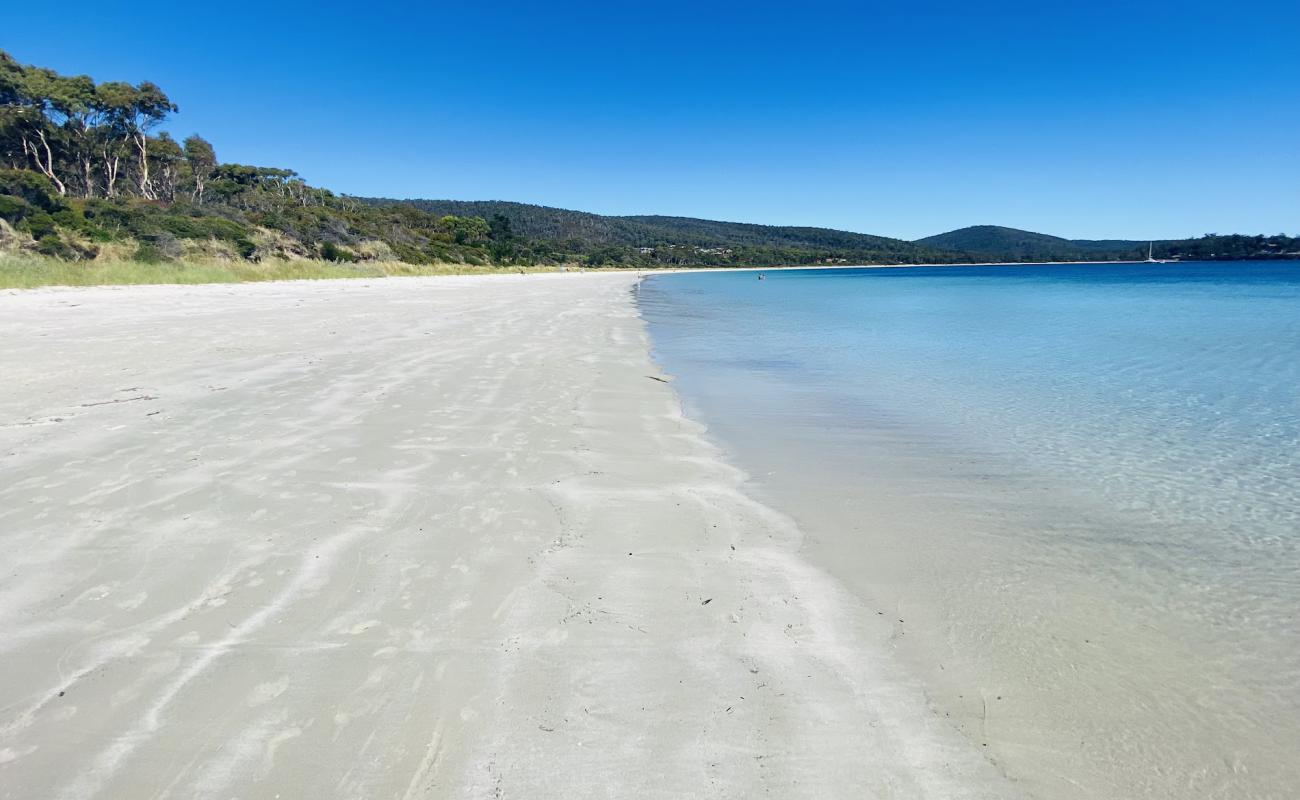 Photo de White Beach avec sable lumineux de surface