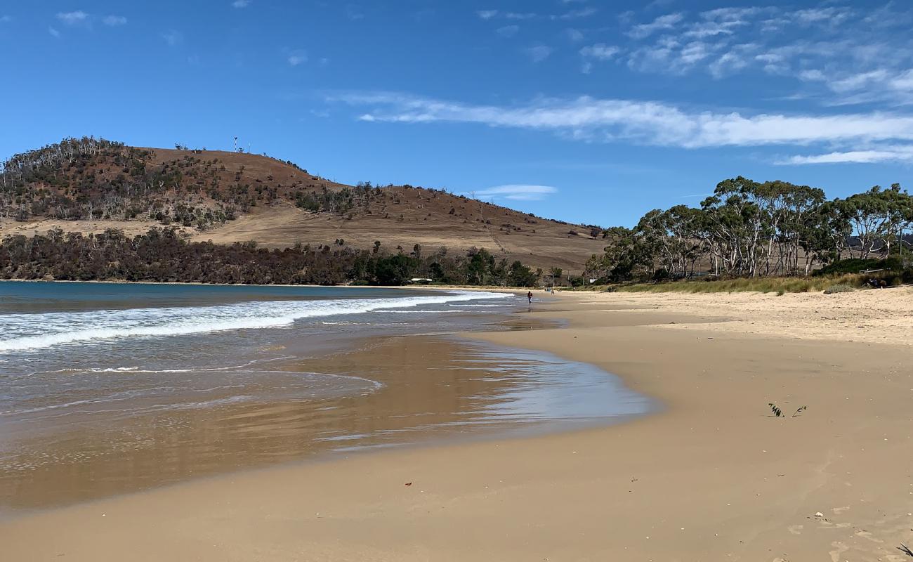 Photo de Seven Mile Beach avec sable fin et lumineux de surface