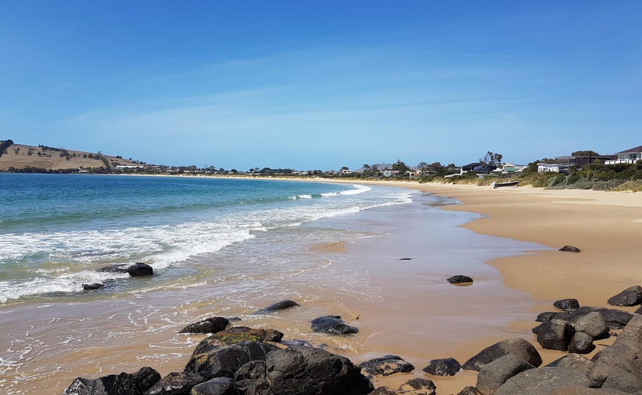 Photo de Cremorne Beach avec sable lumineux de surface