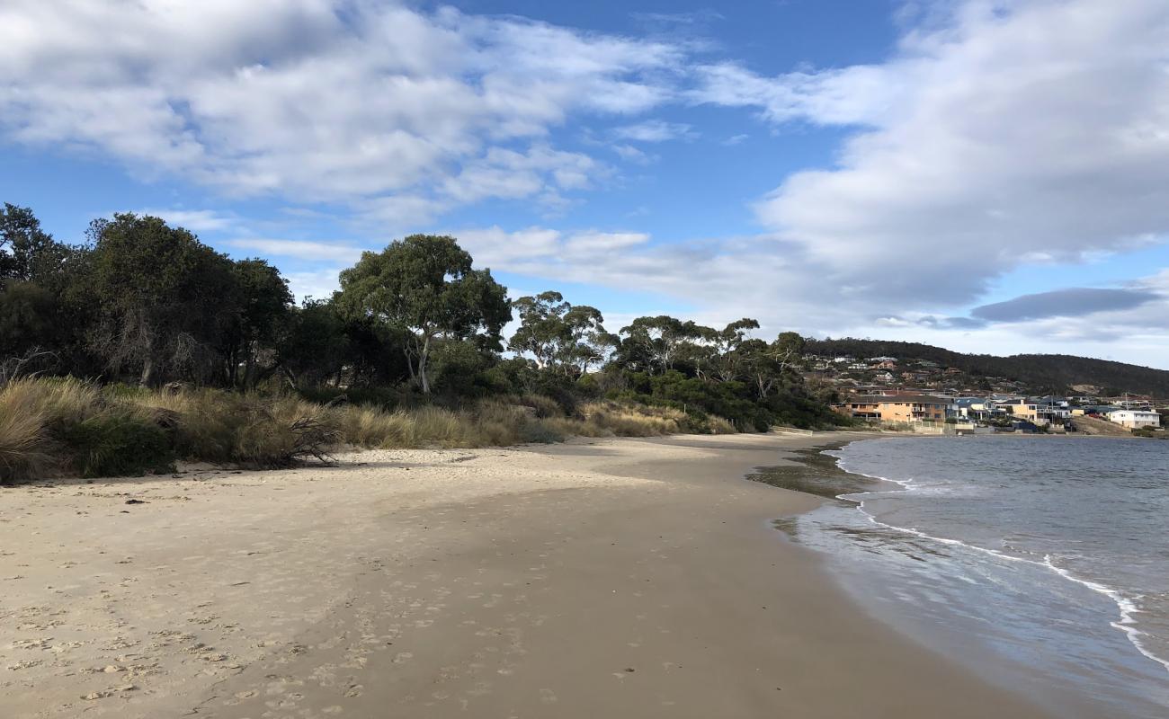 Photo de Little Howrah Beach avec sable lumineux de surface