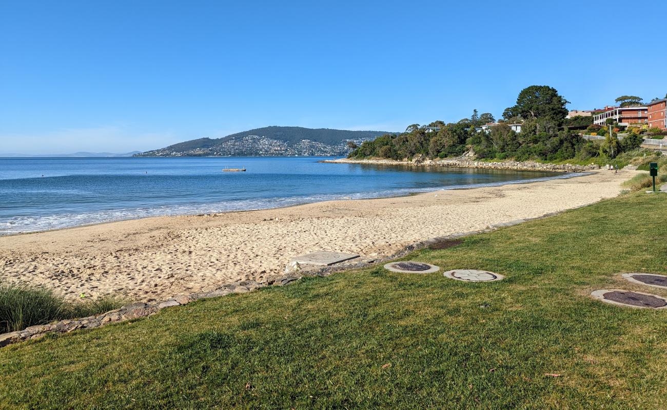 Photo de Bellerive Beach avec sable lumineux de surface