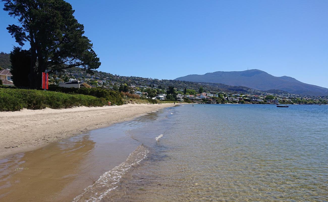 Photo de Nutgrove Beach avec sable lumineux de surface