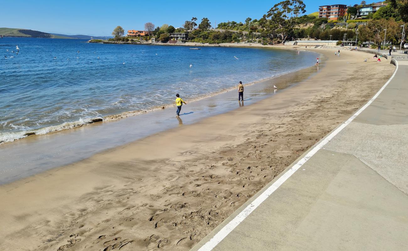 Photo de Long Beach Sandy Bay avec sable lumineux de surface