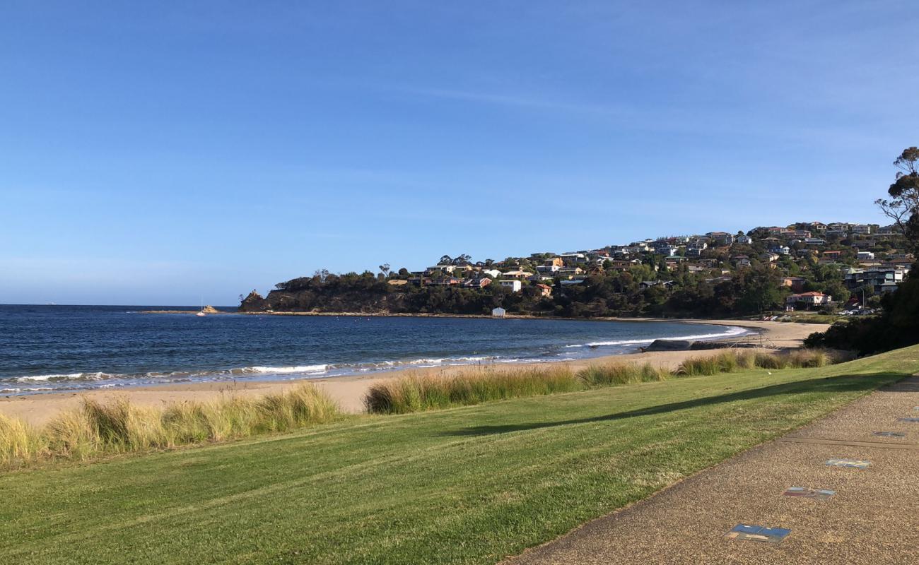 Photo de Blackmans Bay Beach avec sable lumineux de surface