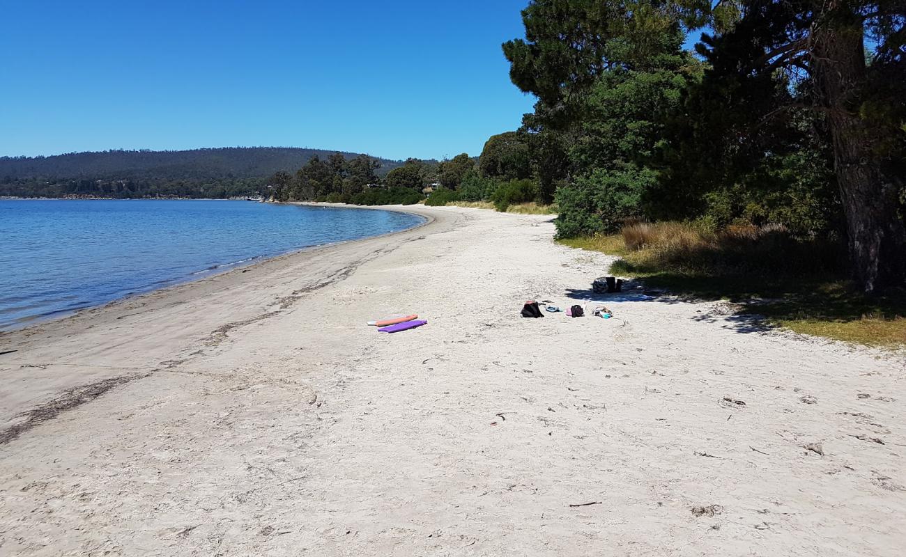 Photo de Snug Beach avec sable lumineux de surface