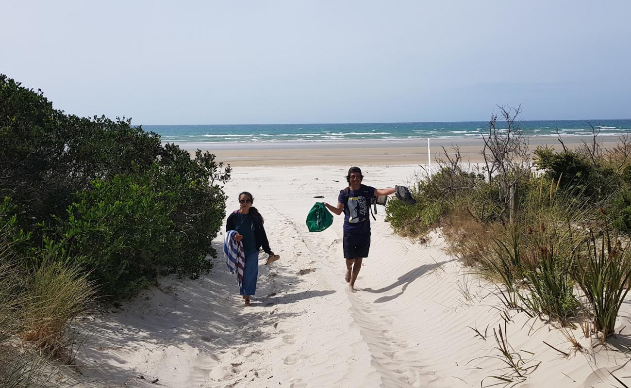 Photo de Seven Mile Beach avec sable fin et lumineux de surface