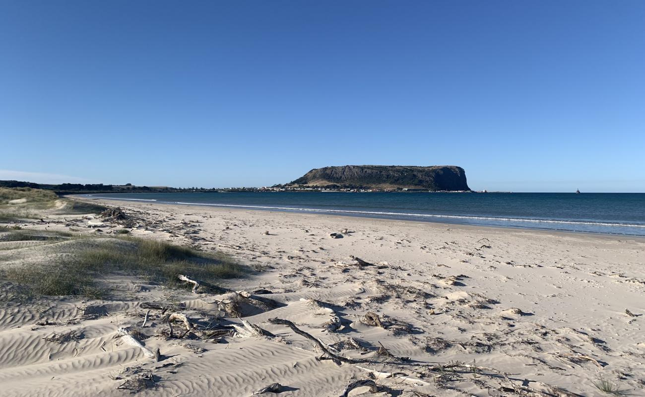 Photo de Tatlows Beach avec sable fin et lumineux de surface