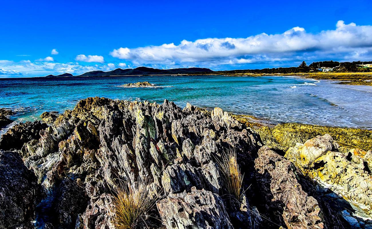 Photo de Hellyer Beach avec sable brillant et rochers de surface