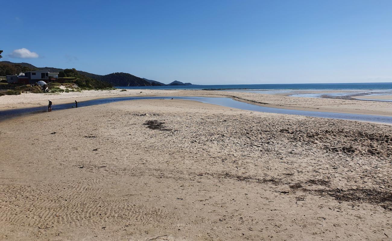 Photo de Sisters Beach avec sable beige de surface
