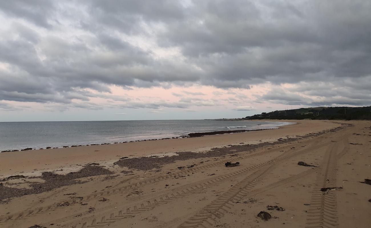 Photo de Fairlands Beach avec sable beige de surface