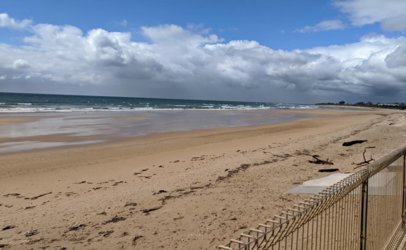 Photo de Buttons Beach avec sable beige de surface