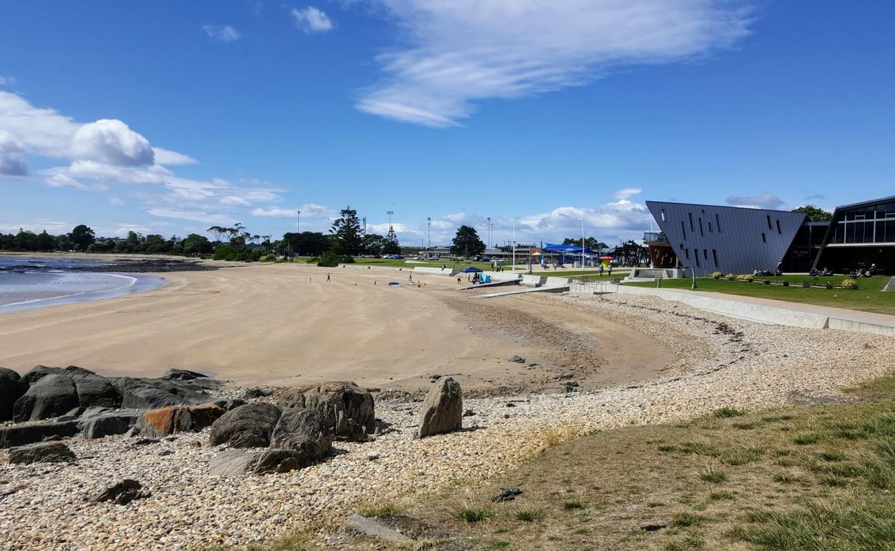 Photo de Bluff Beach avec sable beige de surface
