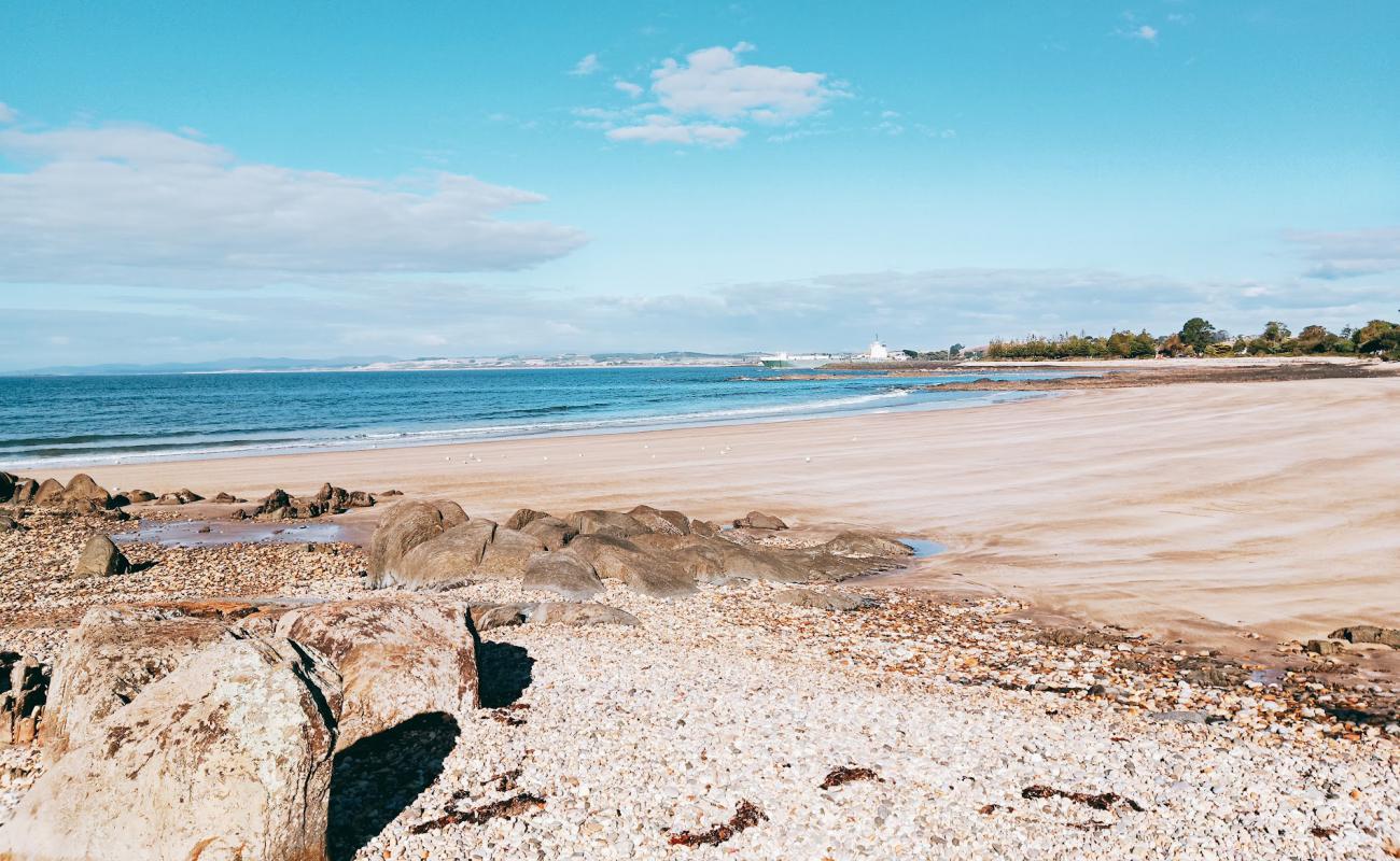Photo de East Devonport Beach avec sable beige & galets de surface