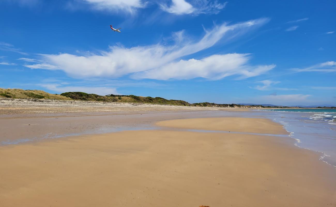 Photo de Moorland Beach avec sable beige de surface