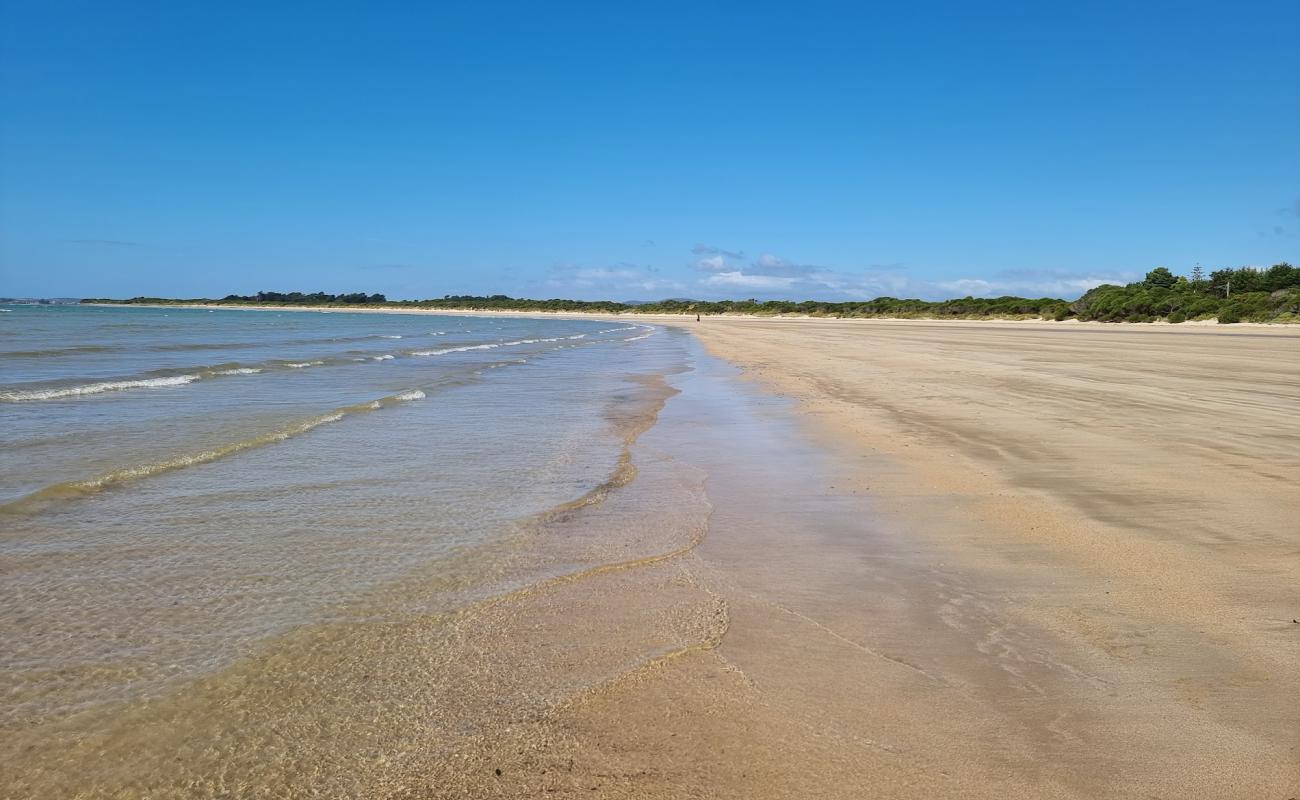 Photo de Greens Beach avec sable lumineux de surface