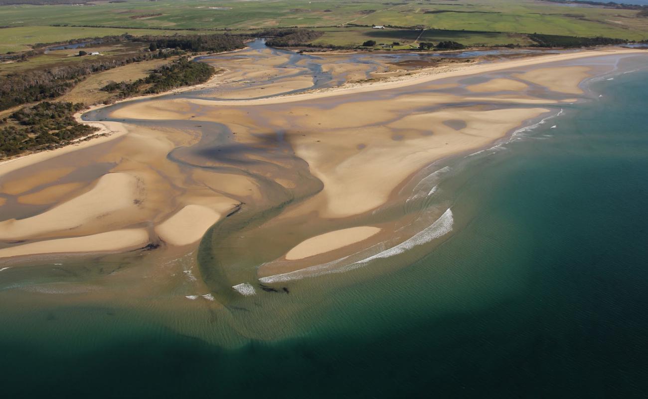 Photo de Mermaids Beach avec sable lumineux de surface